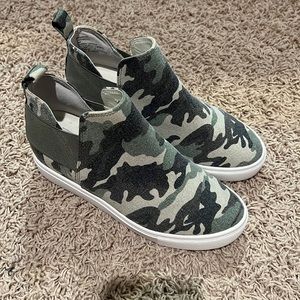 Like New Steve Madden Camouflage shoes